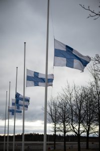 Suomen lippuja puolitangossa