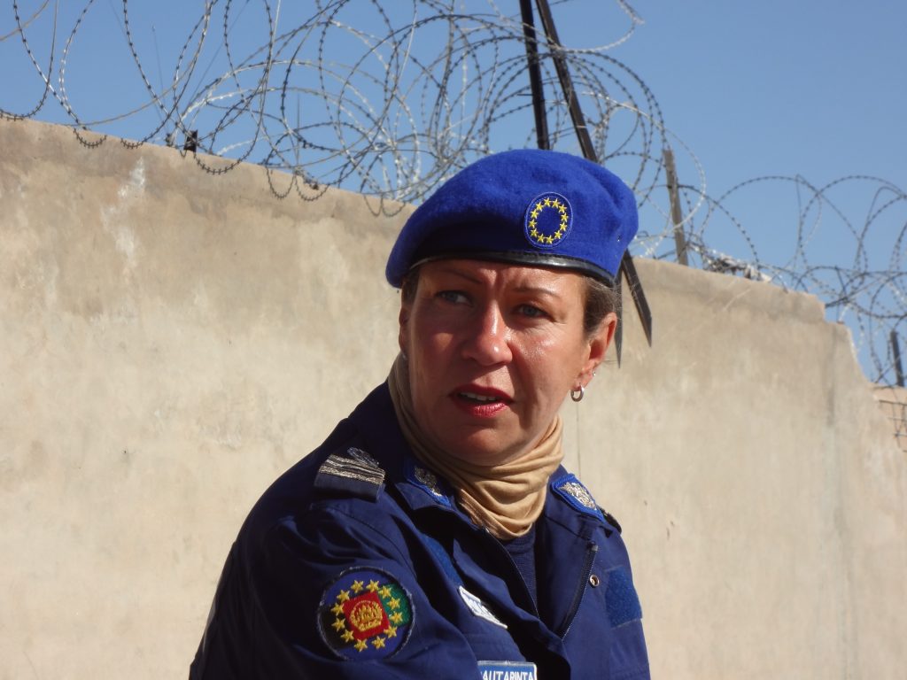 Sari Rautarinta poliisin univormussa Afganistanissa