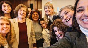 Ryhmä naisia hymyilee selfiessä kirjoittajan Cecilia Pellosniemen läksiäisissä.