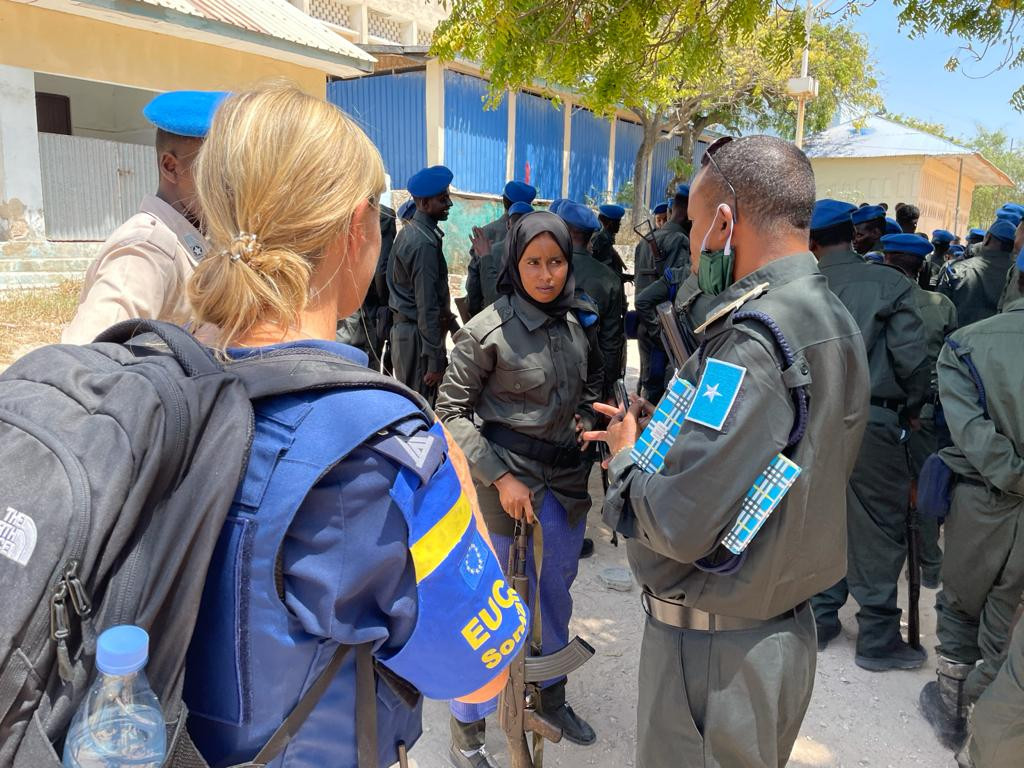 Suomalainen naispoliisi keskustelee somalialaisten kollegoidensa kanssa