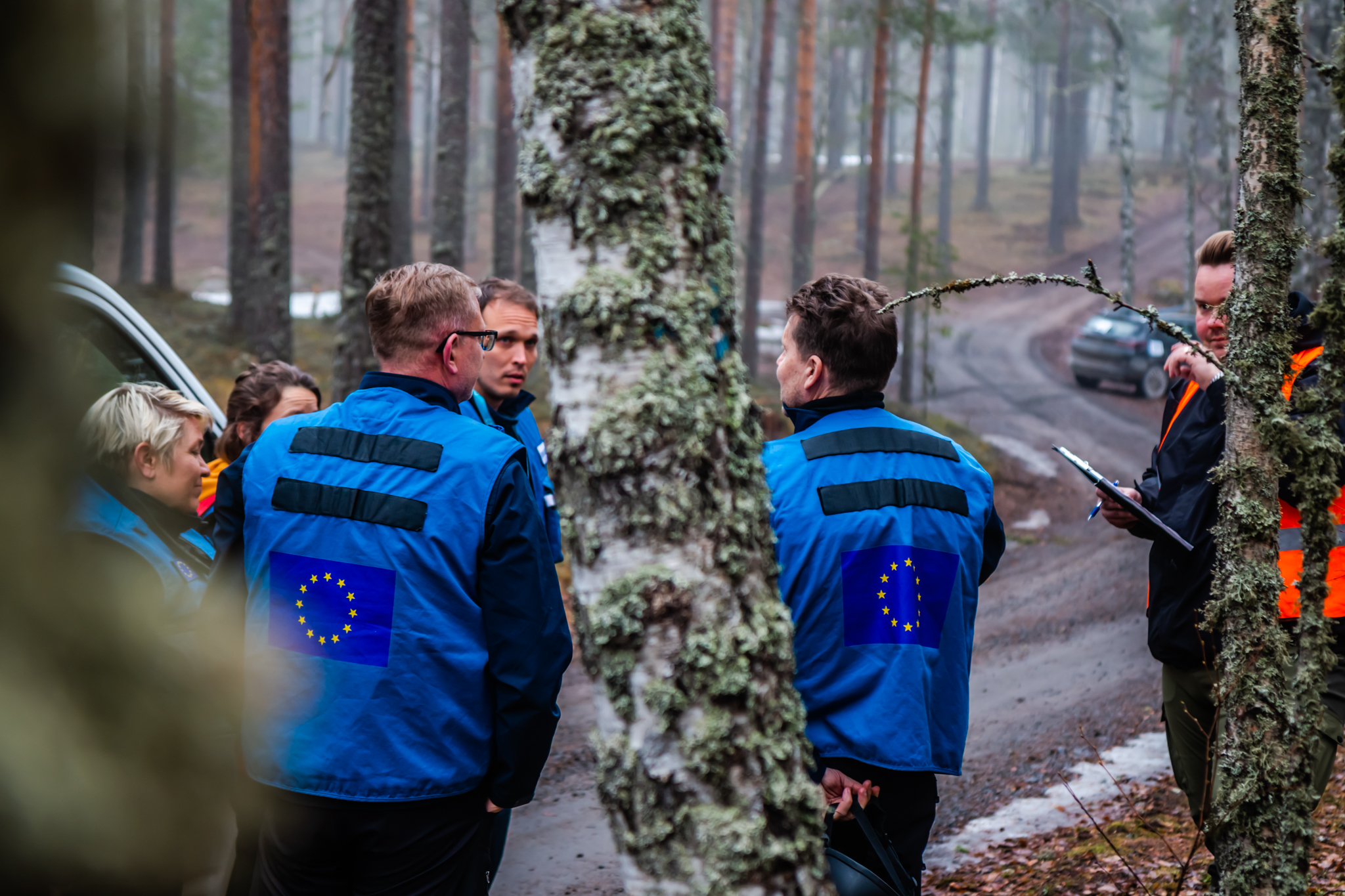 Koulutettavat keskustelevat kentällä.
